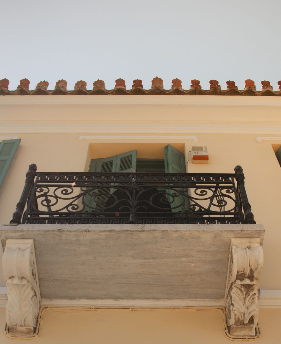 Invisible grill on a balcony
